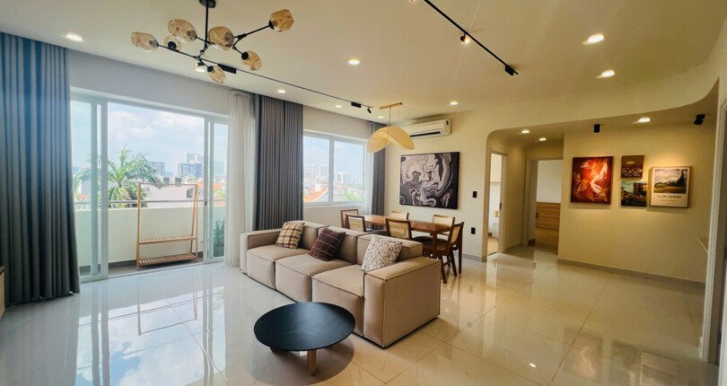 phong khach can ho can ban gap 810x430 - Bán căn hộ chung cư Grand View, 118m2, 03pn, giá 11,2 tỷ, nội thất đầy đủ, nhà đang có hợp đồng thuê.