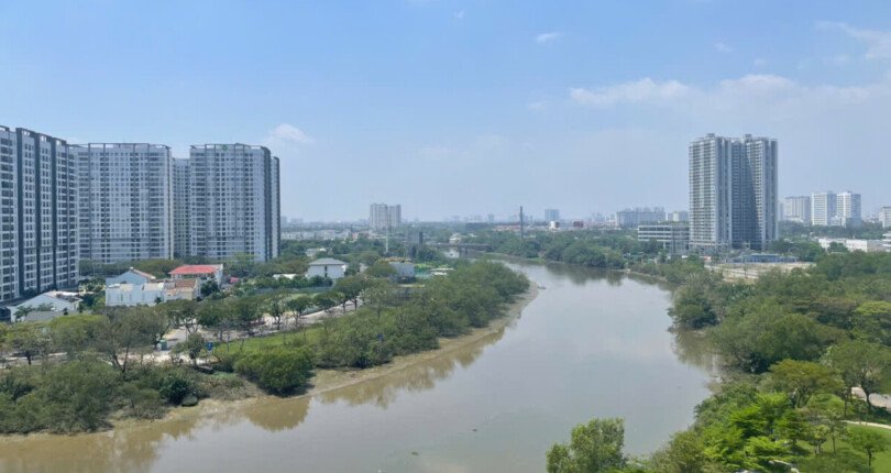 phong khach can ho truc dien song 810x430 - Giá mua bán căn hộ 3pn tòa B view sông chung cư Riverpark Premier phường Tân Hưng T11/2025