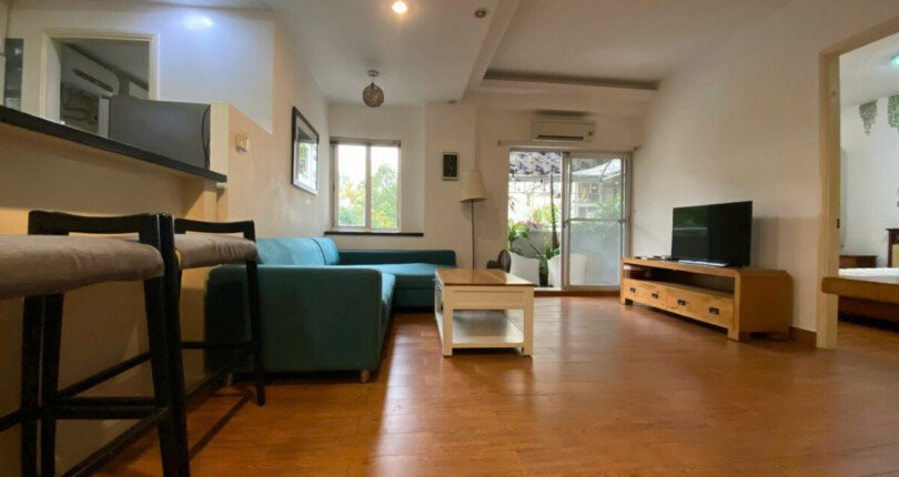 phong khach rong rai 1 810x430 - Giá mua bán căn hộ sân vườn tòa M chung cư Hưng Vượng 2 phường Tân Hưng T11/2025