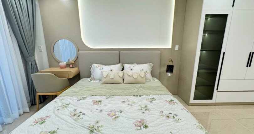 phong ngu can ho ban 10 810x430 - Bán căn hộ 133m2, chung cư Scenic Valley 1, 03pn, giá 14.5 tỷ + 12m ô đậu xe ô tô, nhà đang trống.