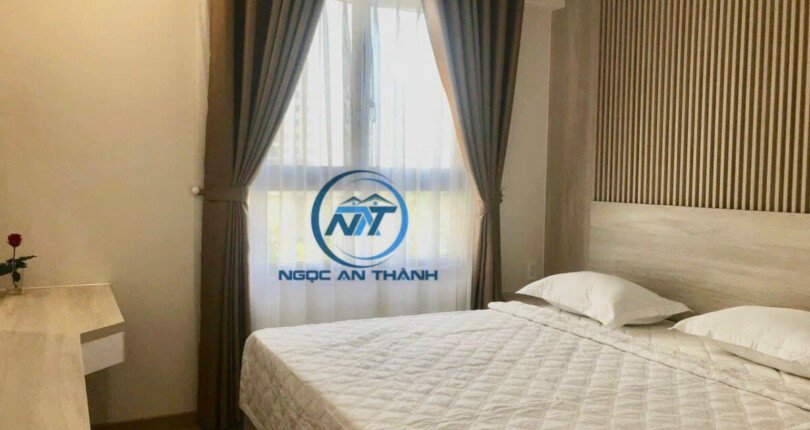 phong ngu master rong rai 810x430 - Giá mua bán căn hộ 2pn tòa B chung cư Saigon South Residences T12/2025