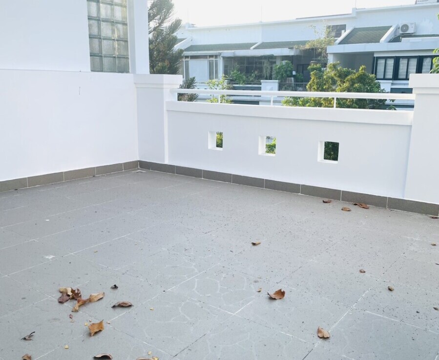 san thuong ban cong 899x738 - Giá mua bán nhà Biệt thự nguyên căn kiểu B1 Nội khu Hưng Thái 1 Phường Tân Hưng T11/2025