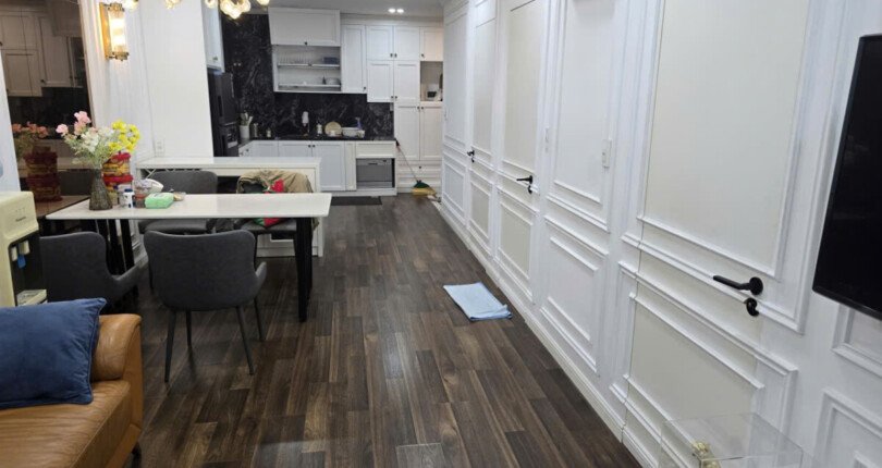 toan canh khong gian phong an va bep 810x430 - Giá mua bán căn hộ 2pn tòa B view sông chung cư Saigon South Residences Nhà Bè T11/2025