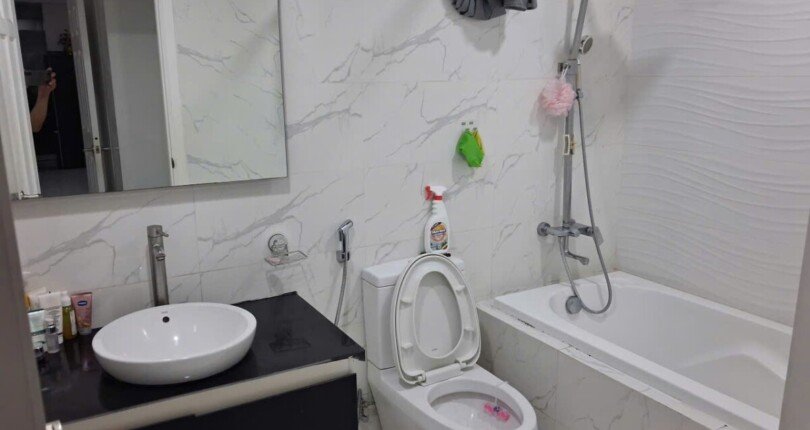 toilet phong master co bon tam nam 810x430 - Giá mua bán căn hộ 2pn lầu 20 chung cư Green Valley phường Tân Mỹ T11/2025