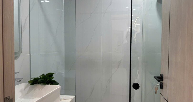 toilet trong can ho ban 810x430 - Giá mua bán căn hộ 2pn, căn góc tòa 8A chung cư Sky Garden 3 phường Tân Hưng T11/2025