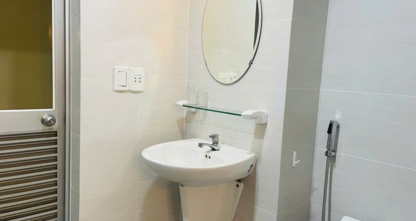 tollet can ho ban 810x430 - Bán căn hộ 71m2, chung cư Sky Garden 2, giá 4.750 tỷ, nhà đang có hợp đồng thuê 15tr/tháng.