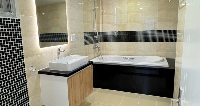 tollet can ho can ban 810x430 - Bán căn hộ 133m2, chung cư Scenic Valley 1, 03pn, giá 14.2 tỷ + 12m ô đậu xe ô tô, nhà đang trống.