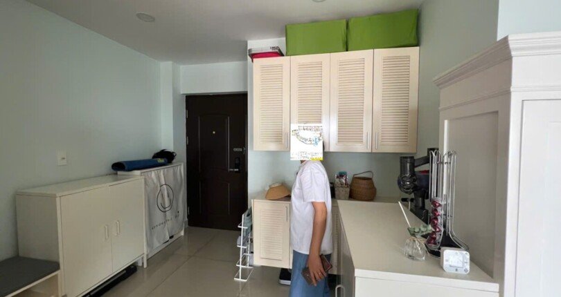 tu giay rong rai 810x430 - Giá mua bán căn hộ 3pn - 135m2 khu R18 chung cư Happy Valley phường Tân Hưng T11/2025