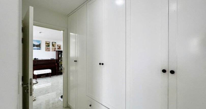 tu quan ao 810x430 - Giá mua bán căn hộ 3pn tòa E chung cư Scenic Valley 1 phường Tân Mỹ T11/2025