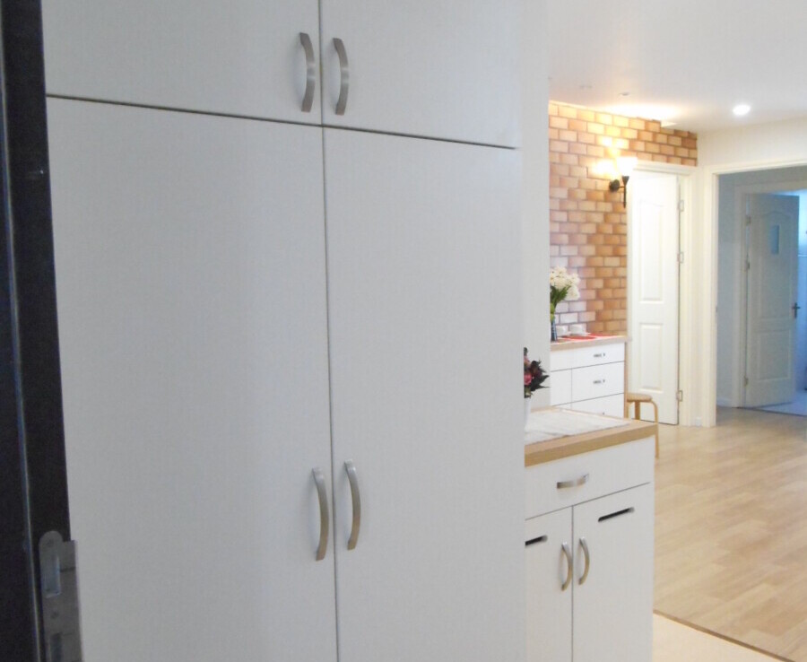 tu quan ao rong rai 1 900x738 - Giá mua bán căn hộ 2pn - 77m2 tòa H chung cư Scenic Valley 1 phường Tân Mỹ T11/2025