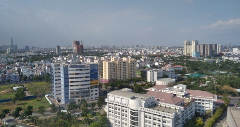 view phong khach can ho ban 810x430 - Giá mua bán căn hộ 2pn lầu 20 chung cư Green Valley phường Tân Mỹ T11/2025