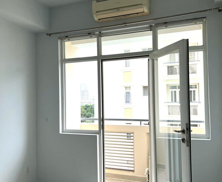 balcony phong khach 900x738 - Giá mua bán căn hộ 3pn view hồ bơi chung cư Cảnh Viên 2 phường Tân Mỹ T1/2026