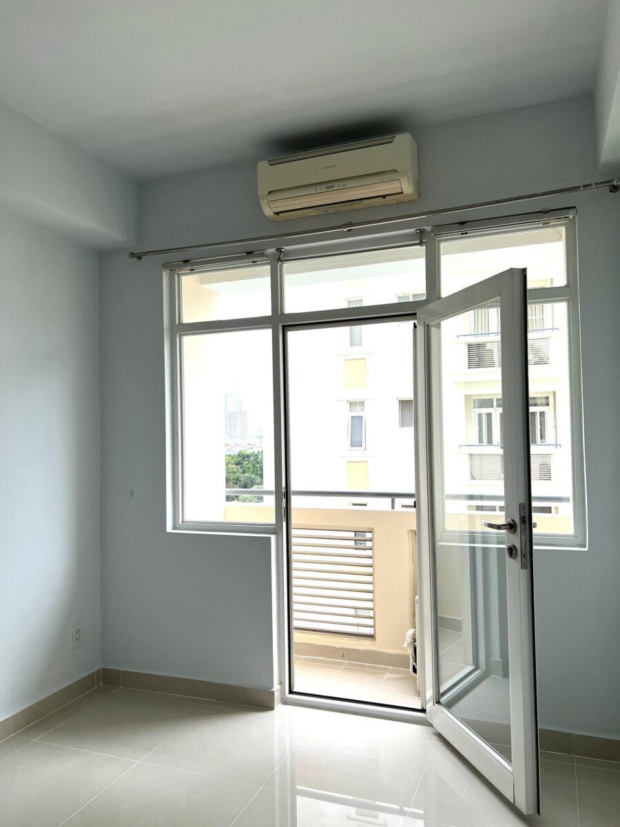 balcony phong khach - Giá mua bán căn hộ 3pn view hồ bơi chung cư Cảnh Viên 2 phường Tân Mỹ T1/2026