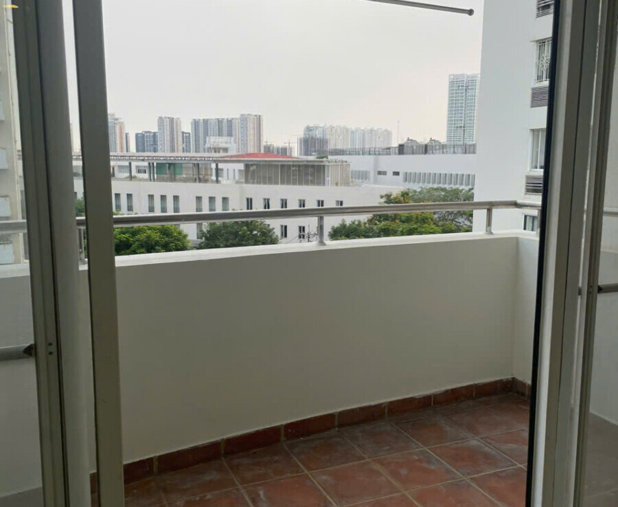 ban cong phong khach can ho ban 900x738 - Giá mua bán căn hộ 3pn tòa B chung cư Mỹ Phúc phường Tân Hưng T12/2025