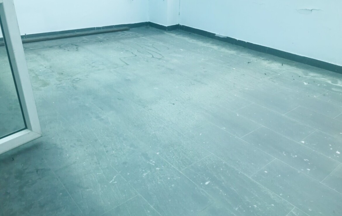 ban cong san thuong nha ban 1170x738 - Giá mua bán nhà nguyên căn 61 Phan Khiêm Ích phường Tân Hưng T12/2025