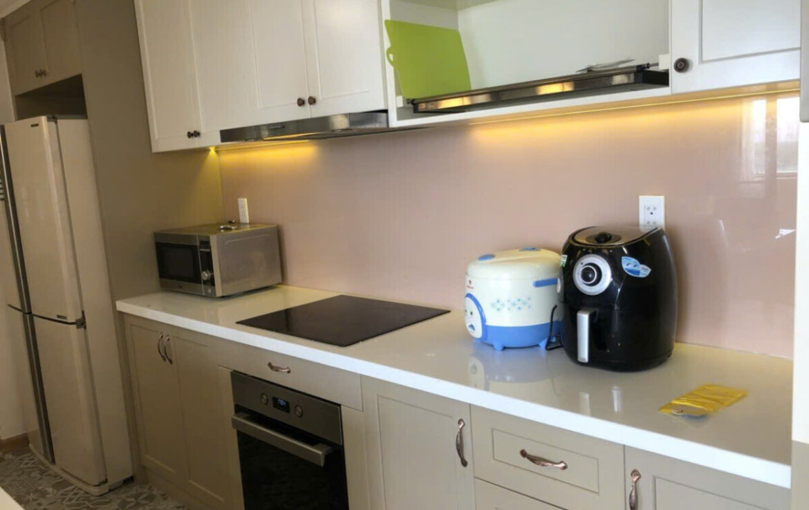 bep can ho ban 3 1170x738 - Giảm giá bán gấp căn hộ 3pn chung cư Hưng Phúc view Biệt thự có ô xe, sổ hồng, giá 9,5 tỷ