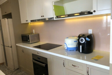 bep can ho ban 3 385x258 - Giảm giá bán gấp căn hộ 3pn chung cư Hưng Phúc view Biệt thự có ô xe, sổ hồng, giá 9,5 tỷ