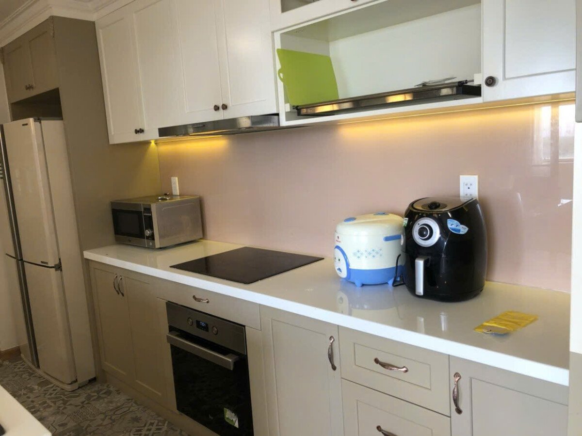 bep can ho ban 3 - Giảm giá bán gấp căn hộ 3pn chung cư Hưng Phúc view Biệt thự có ô xe, sổ hồng, giá 9,5 tỷ