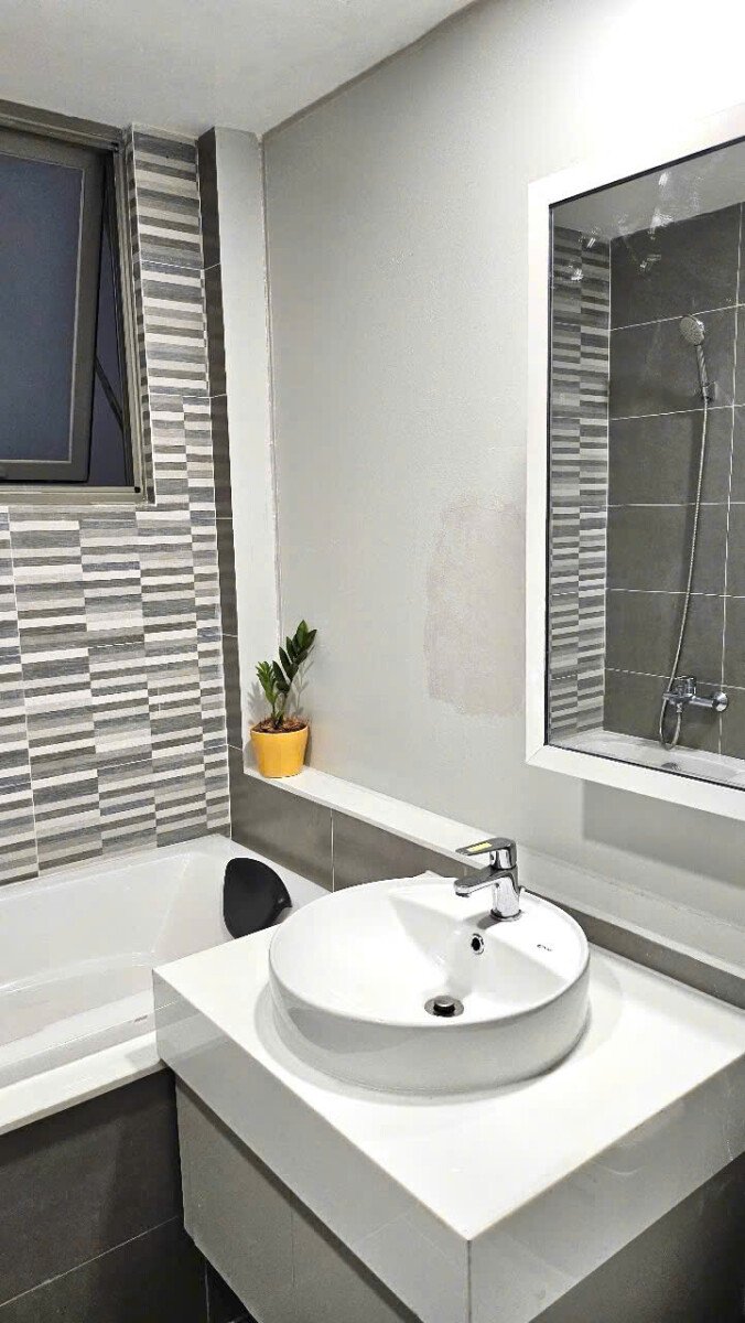 can ho co 2 nha tam hoan thien nhu hinh 1 - Giá mua bán căn hộ 2pn tòa B chung cư Hưng Phúc Happy Residence phường Tân Mỹ T12/2025