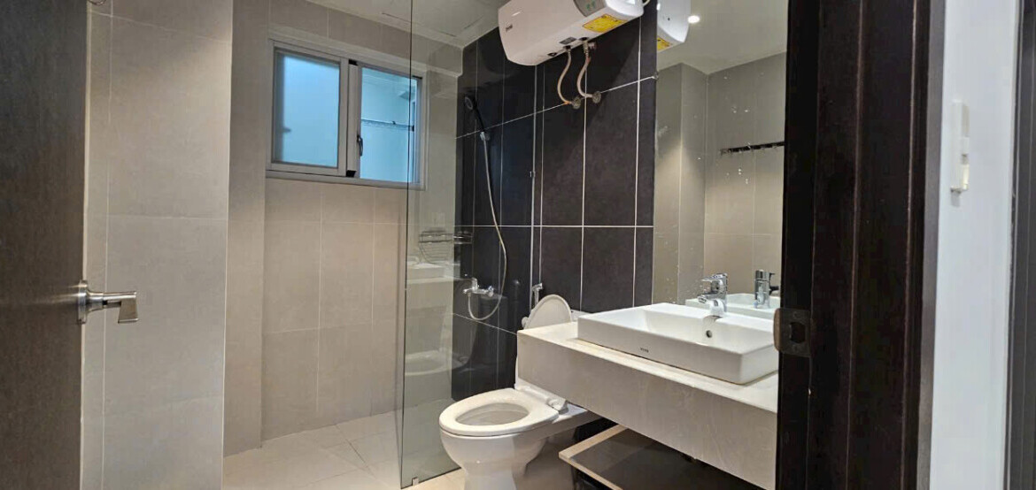 can ho co 2 toilet hoan thien day du 1170x554 - Giá mua bán căn hộ 3pn số 04 tòa K chung cư Happy Valley phường Tân Hưng t12/2025