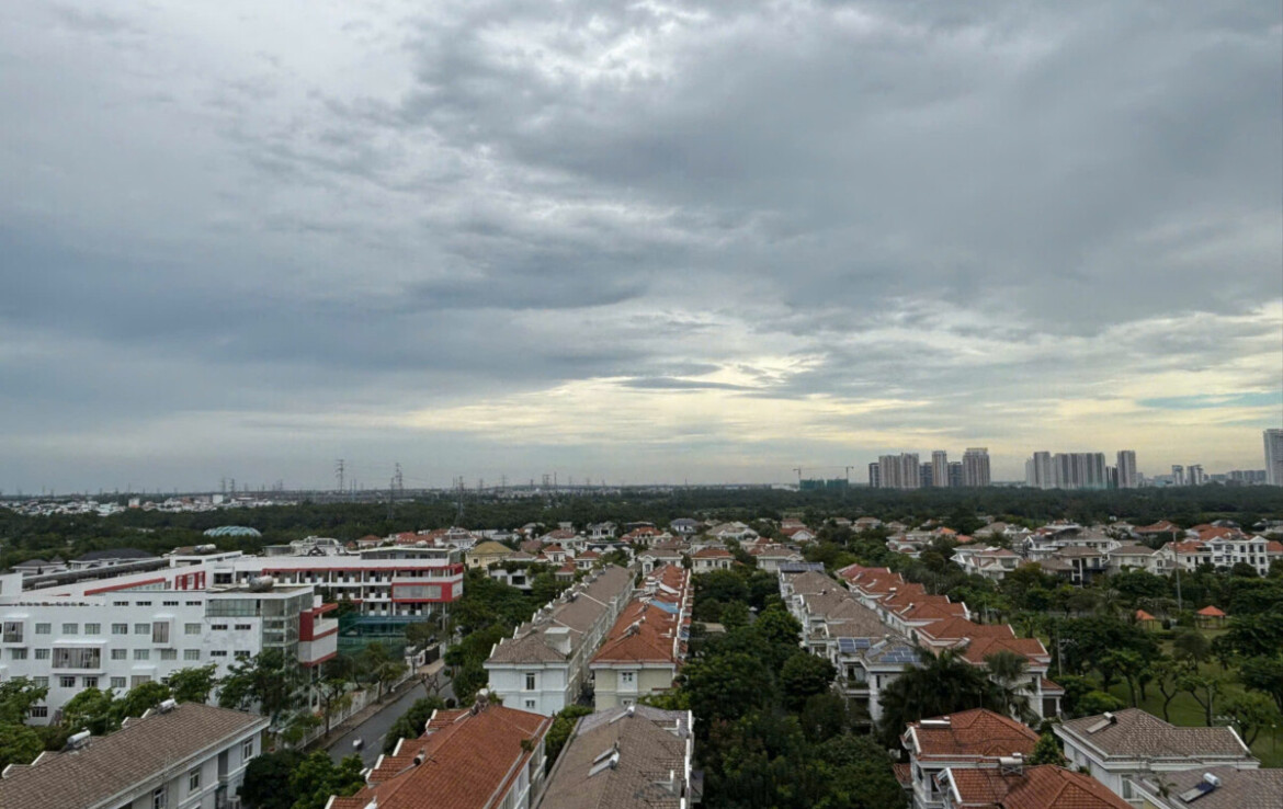 can ho lau cao view biet thu 1170x738 - Giá mua bán căn hộ 2pn tòa A có ô xe chung cư Hưng Phúc Premier phường Tân Mỹ T12/2025