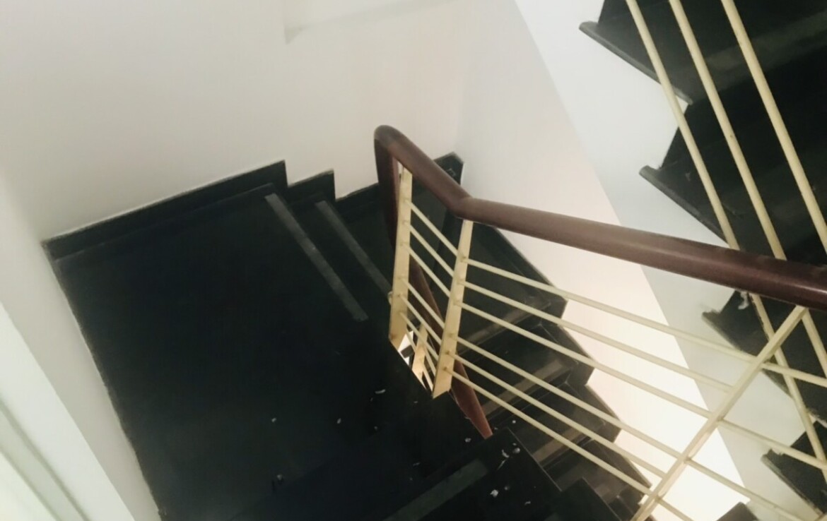 cau thang bo nha dat ban 1170x738 - Giá mua bán nhà nguyên căn 61 Phan Khiêm Ích phường Tân Hưng T12/2025