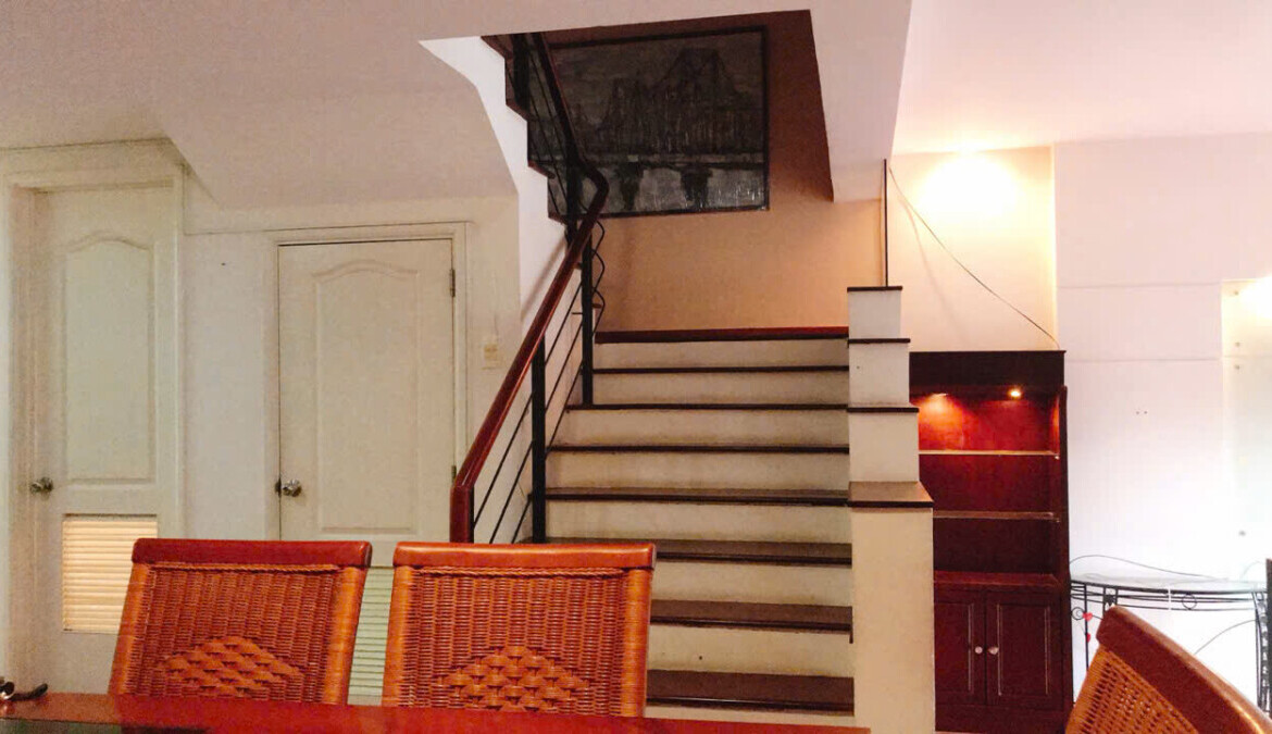 cau thang lau 1 1170x675 - Giá mua bán căn hộ Ground House 4pn tòa G chung cư Mỹ Tú 1 phường Tân Hưng T12/2025