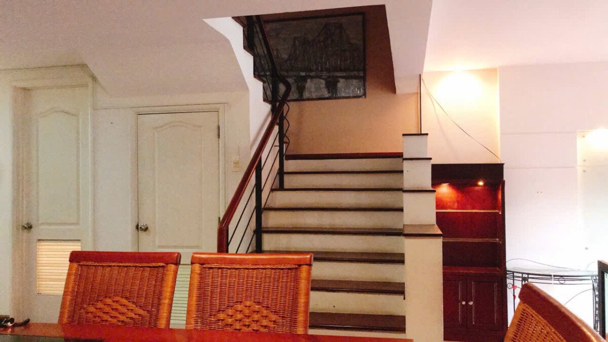 cau thang lau 1 - Giá mua bán căn hộ Ground House 4pn tòa G chung cư Mỹ Tú 1 phường Tân Hưng T12/2025