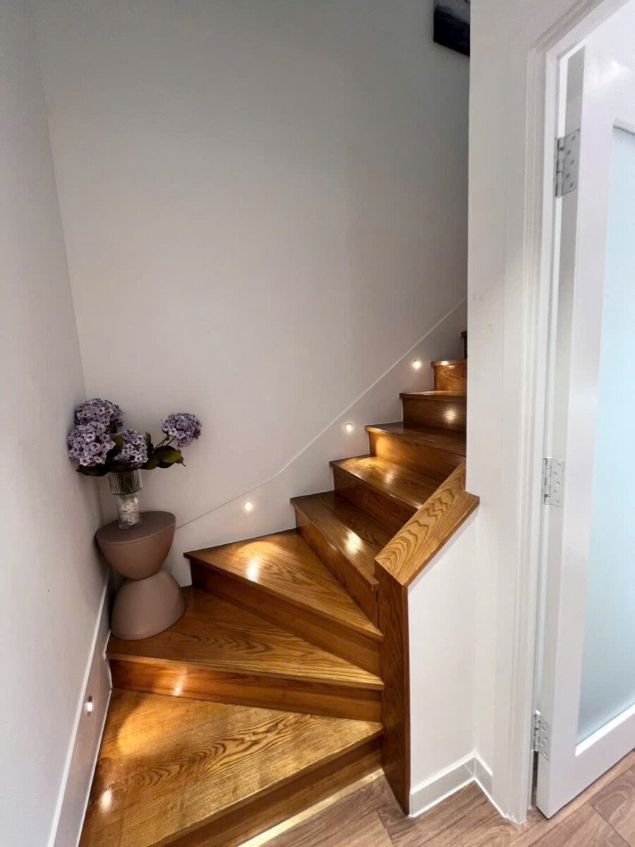 cau thang len lau 1 1 - Giá mua bán căn hộ Duplex 3pn chung cư Star Hill phường Tân Mỹ T12/2025