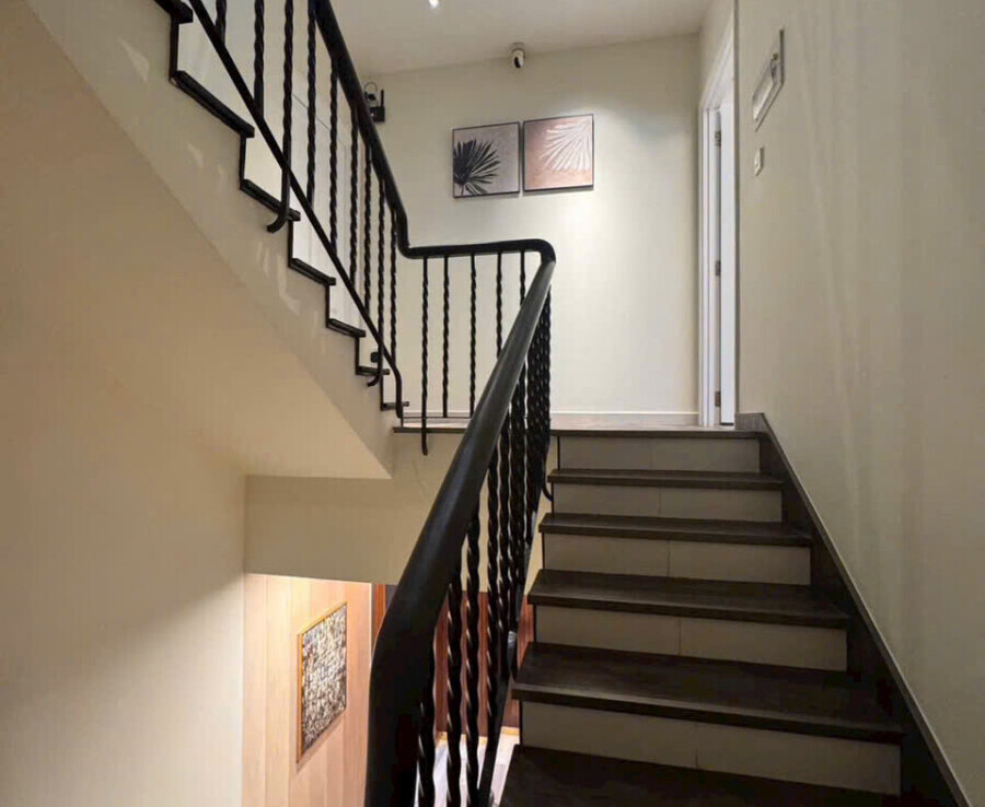 cau thang len lau 1 900x738 - Giá cho thuê nhà Biệt thự nguyên căn đường Nội khu Mỹ Thái 1a Phú Mỹ Hưng T12/2025