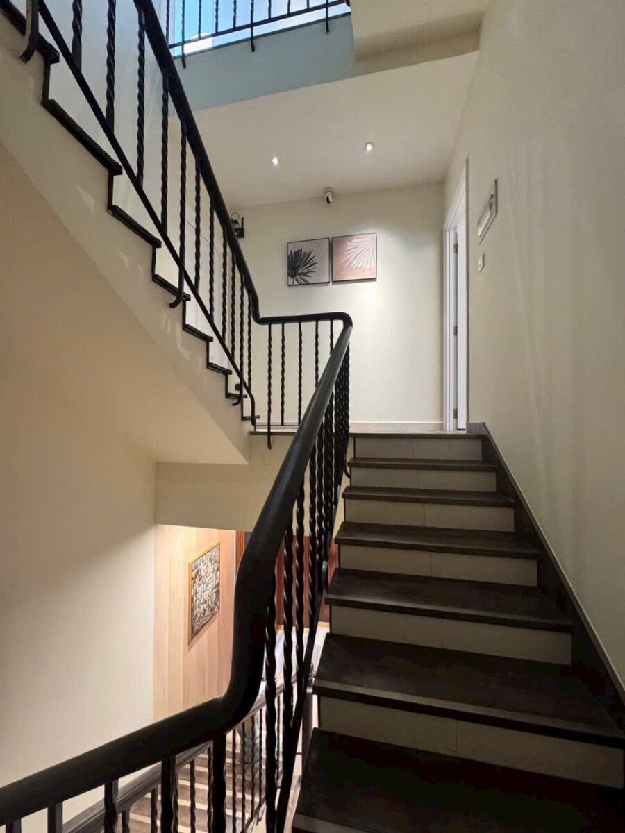 cau thang len lau 1 - Giá cho thuê nhà Biệt thự nguyên căn đường Nội khu Mỹ Thái 1a Phú Mỹ Hưng T12/2025