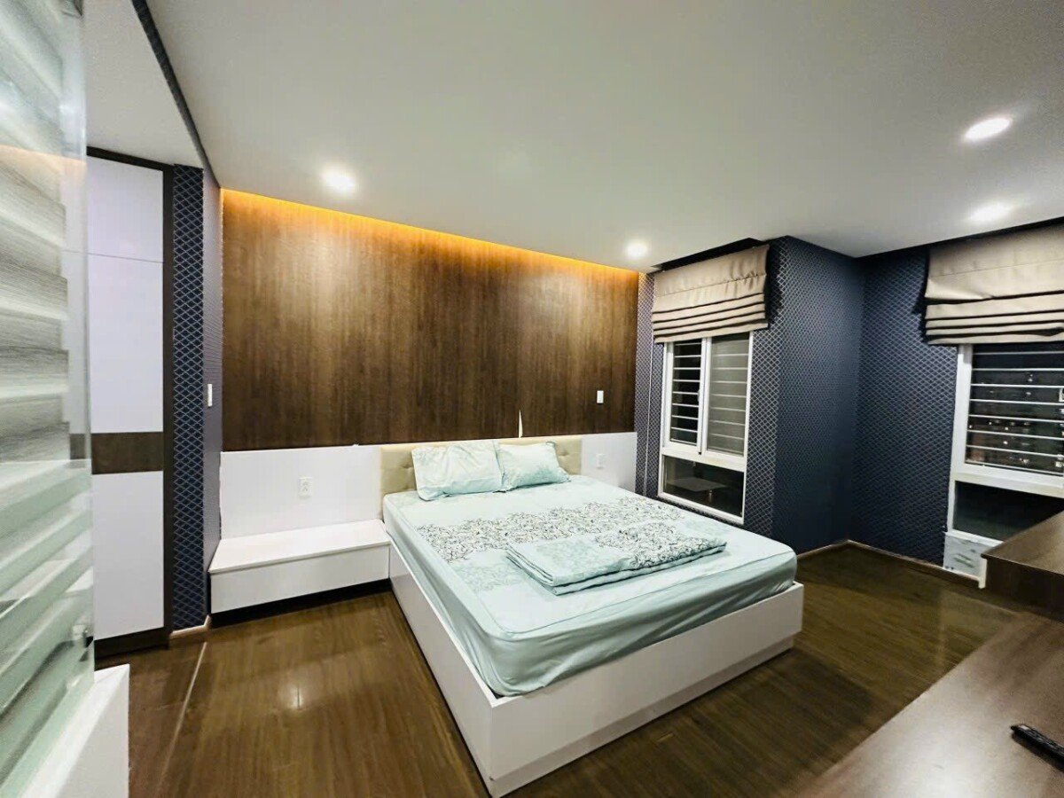 cho thue can penthouse sky garden 3 6 - Cho thuê nhanh Penthouse Sky Garden 3. DT 300m2 Có 2 sân. Rất thoáng- 4 Phòng ngủ- 4wc- Nội thất đầy đủ-Giá 45 Triệu/Tháng