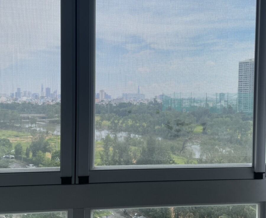 cua so phong khach 900x738 - Giá mua bán căn hộ số 01 tòa L chung cư Happy Valley phường Tân Hưng T12/2025