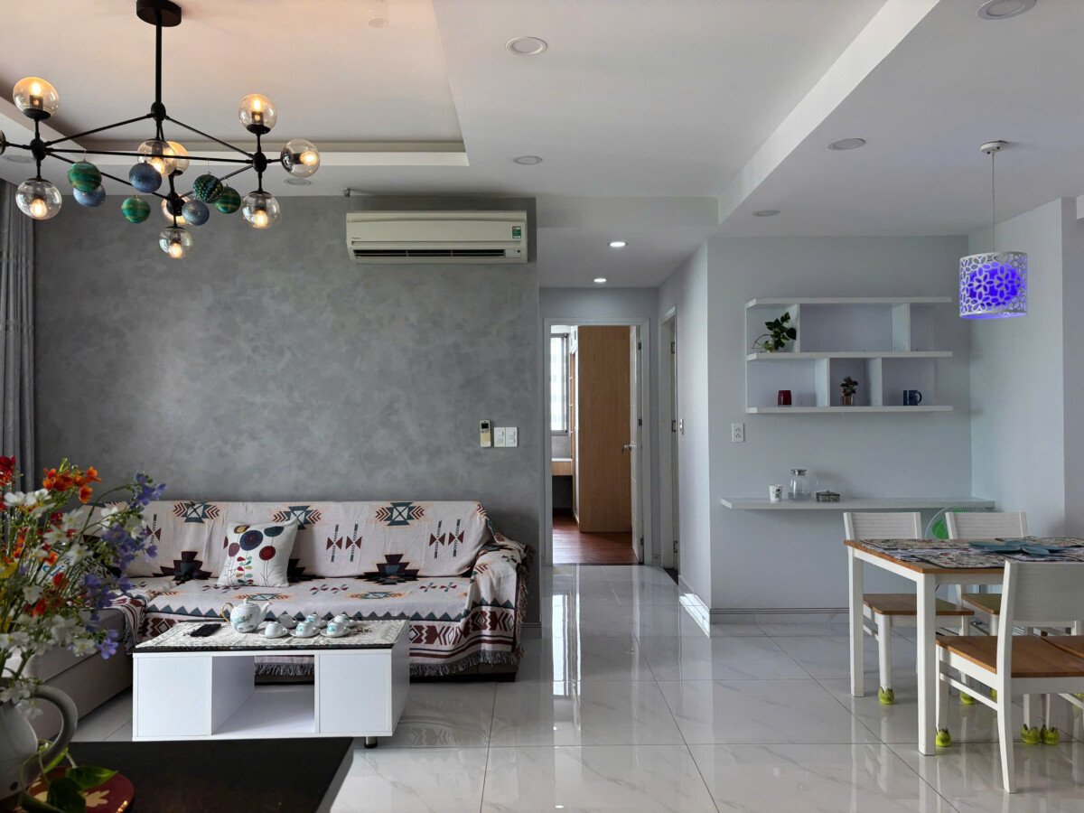 goc phong khach can ho ban rong rai - Giá mua bán căn hộ 2pn số 05 tòa C chung cư Green Valley phường Tân Mỹ T1/2026