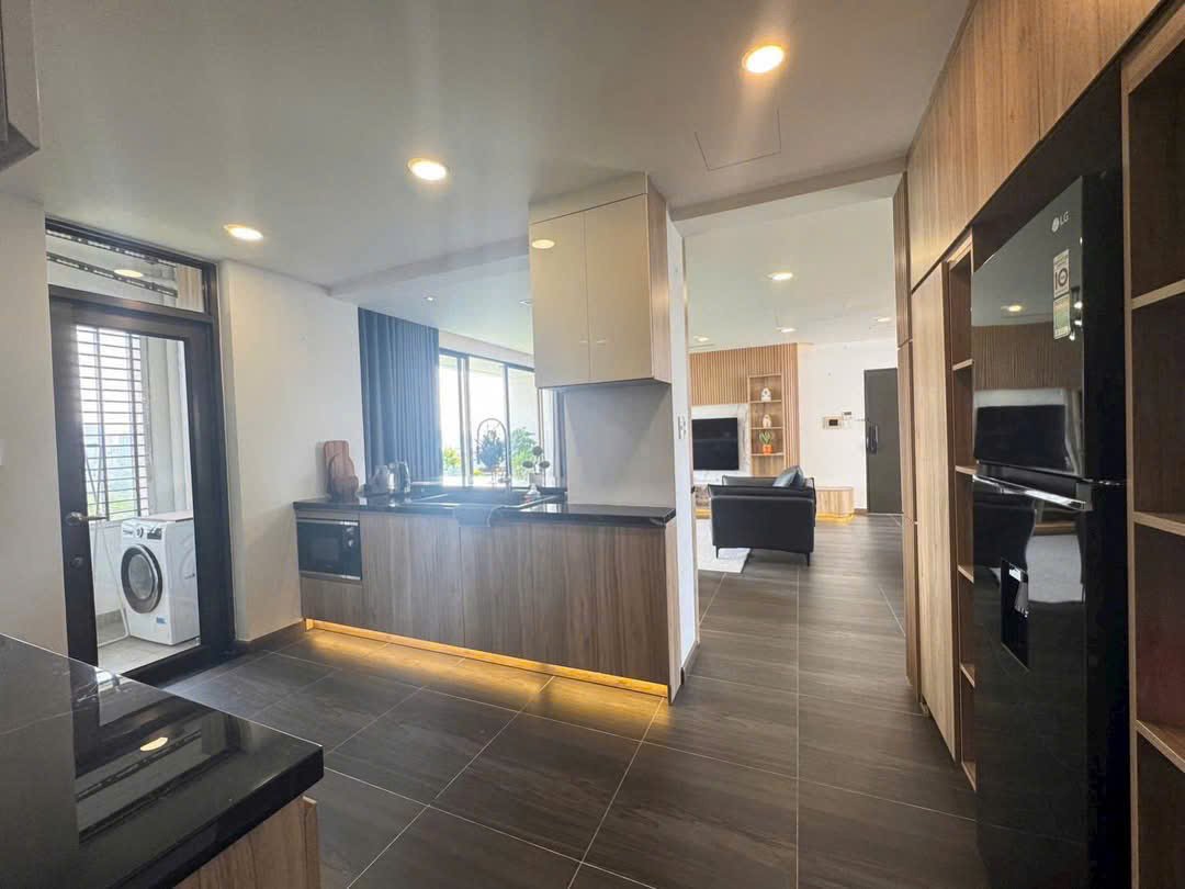 khong gian bep mo 1 - Giá mua bán căn hộ 3pn tòa O chung cư The Panorama phường Tân Hưng T12/2025