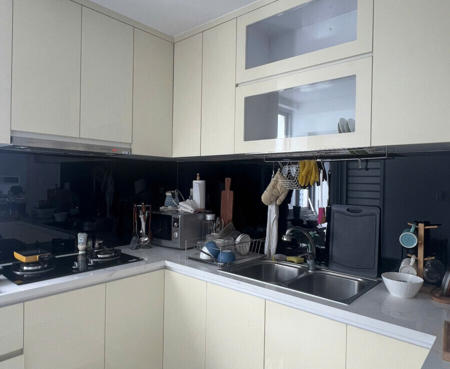 khong gian bep rong rai 1 900x738 - Giá mua bán căn hộ 2pn số 05 tòa B chung cư Scenic Valley 2 phường Tân Mỹ T12/2025