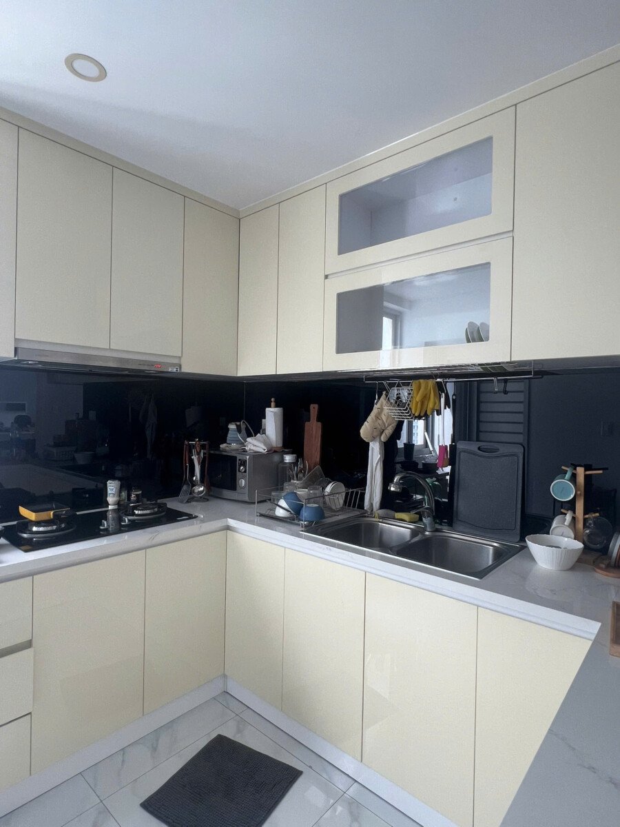 khong gian bep rong rai 1 - Giá mua bán căn hộ 2pn số 05 tòa B chung cư Scenic Valley 2 phường Tân Mỹ T12/2025