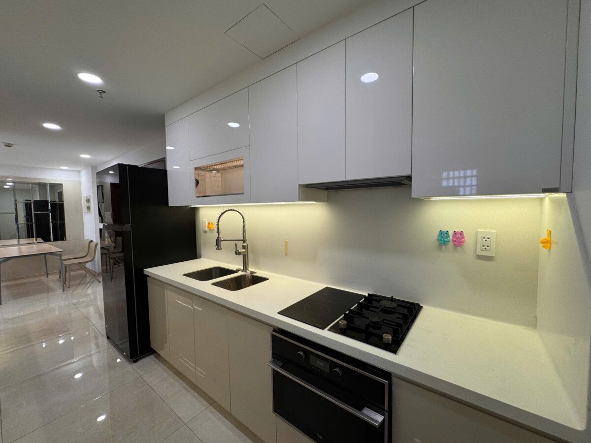 khong gian bep rong rai 10 - Bán gấp căn hộ 2pn tòa B chung cư Hưng Phúc Happy Residence nhà đẹp, có ô xe, giá 7,8 tỷ