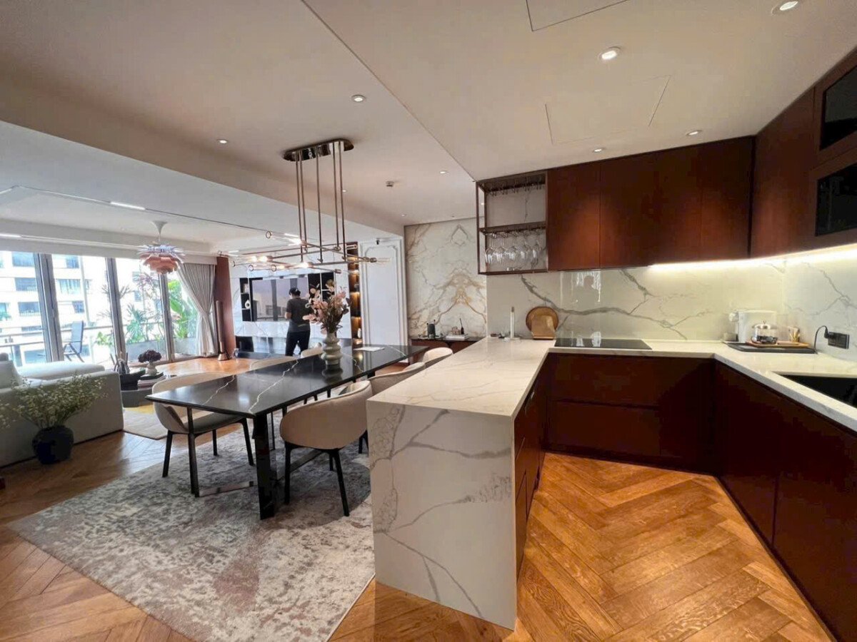 khong gian bep rong rai 13 - Giá mua bán căn hộ Tophouse 2pn chung cư Garden Plaza 1 phường Tân Hưng T1/2026