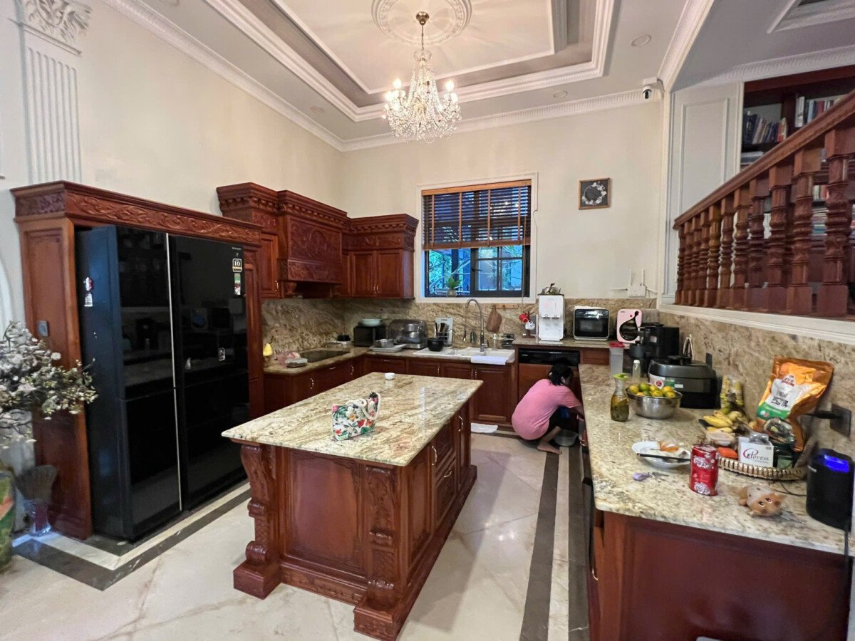 khong gian bep rong rai 2 - Giảm giá bán gấp nhà Biệt thự Đường số 23 khu Nam Thông 1 còn 120 tỷ