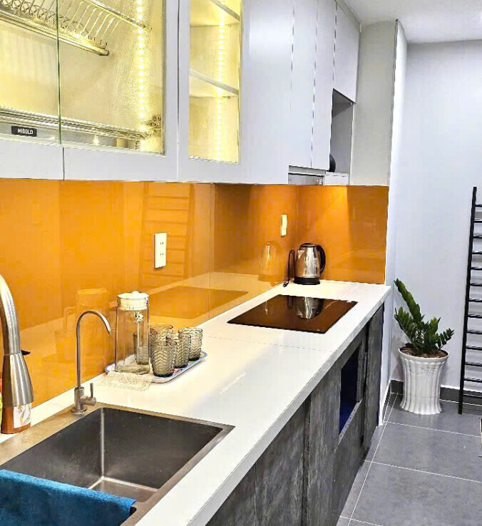 khong gian bep rong rai 4 676x738 - Giá mua bán căn hộ 2pn tòa B chung cư Hưng Phúc Happy Residence phường Tân Mỹ T12/2025