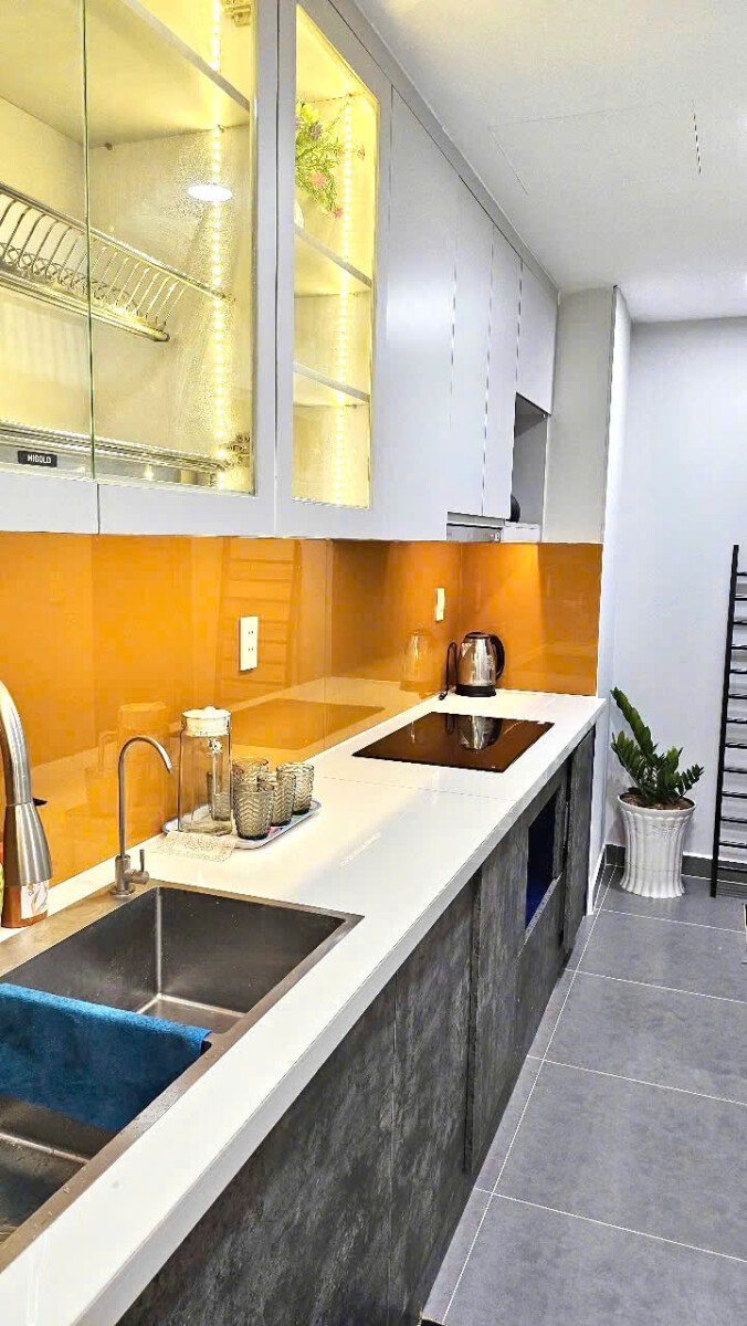 khong gian bep rong rai 4 - Giá mua bán căn hộ 2pn tòa B chung cư Hưng Phúc Happy Residence phường Tân Mỹ T12/2025
