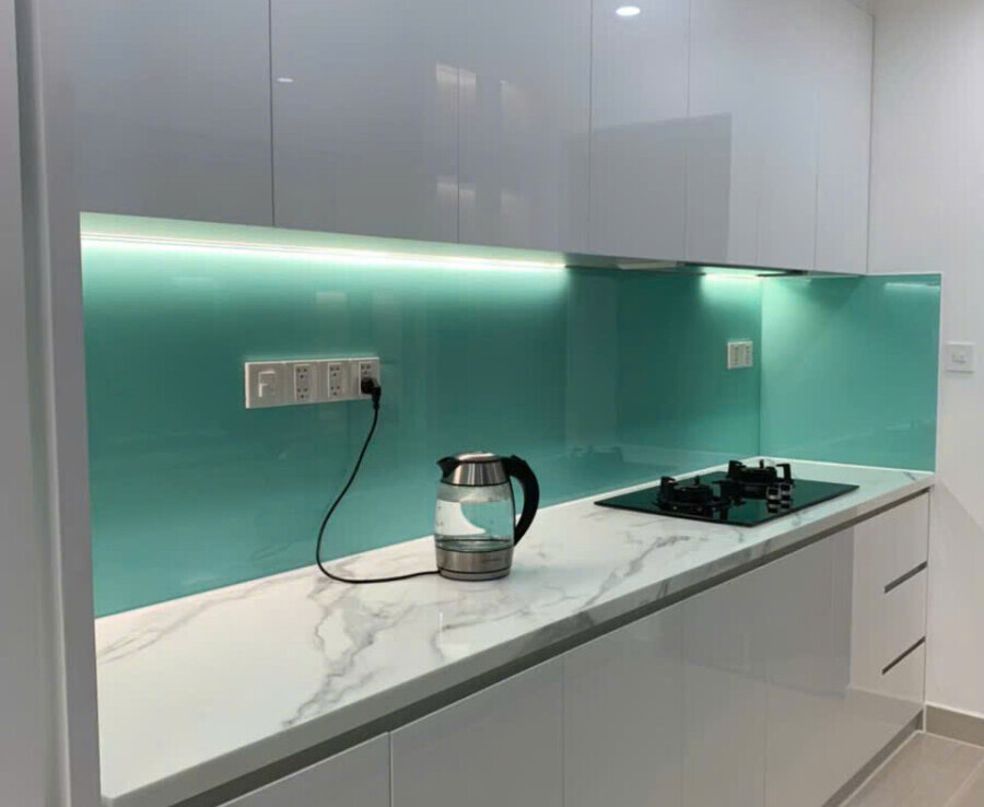 khong gian bep rong rai 5 900x738 - Giá mua bán căn hộ 2pn có ô xe tòa A view trong chung cư Urban Hill phường Tân Hưng T12/2025