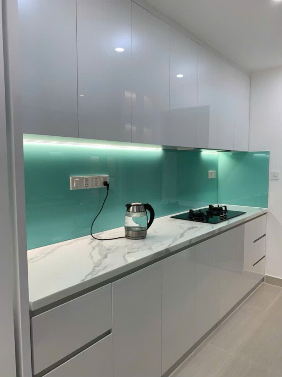 khong gian bep rong rai 5 - Giá mua bán căn hộ 2pn có ô xe tòa A view trong chung cư Urban Hill phường Tân Hưng T12/2025