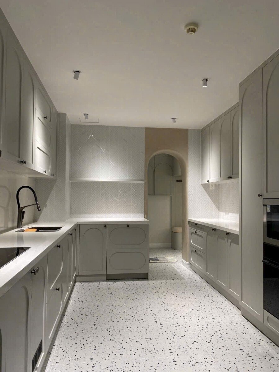 khong gian bep rong rai 8 - Giá mua bán căn hộ 3pn tòa D chung cư Riverside Residence phường Tân Mỹ T12/2025