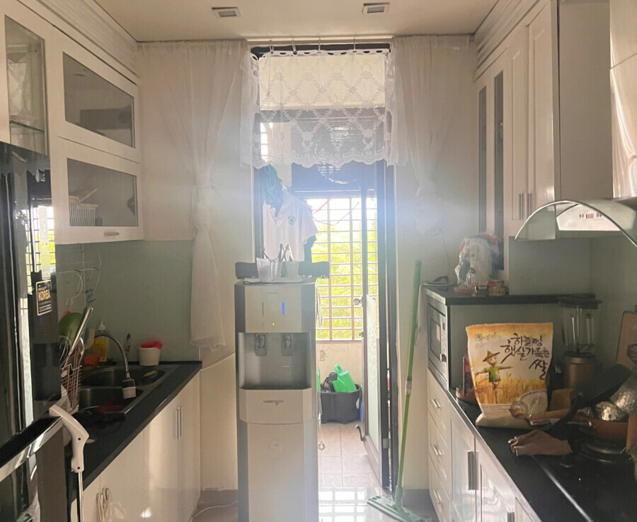 khong gian bep trong can ho 900x738 - Giá mua bán căn hộ 3pn diện tích 164m2 tòa C chung cư The Panorama phường Tân Hưng t12/2025