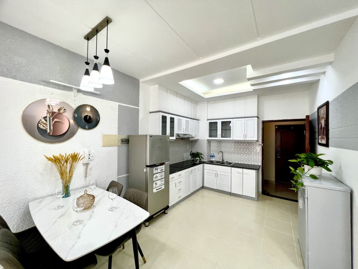 khong gian bep trong can ho can ban sky garden 2 1 - Hạ giá bán nhanh trước Tết căn hộ 71m2, chung cư Sky Garden 2, 02pn, giá 5.1 tỷ, nội thất đầy đủ.