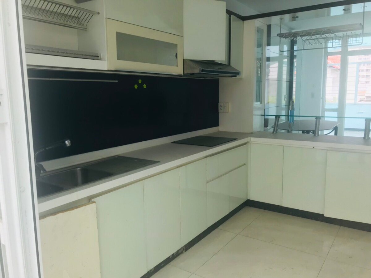 khong gian bep trong nha tang tret - Giá mua bán nhà nguyên căn 61 Phan Khiêm Ích phường Tân Hưng T12/2025