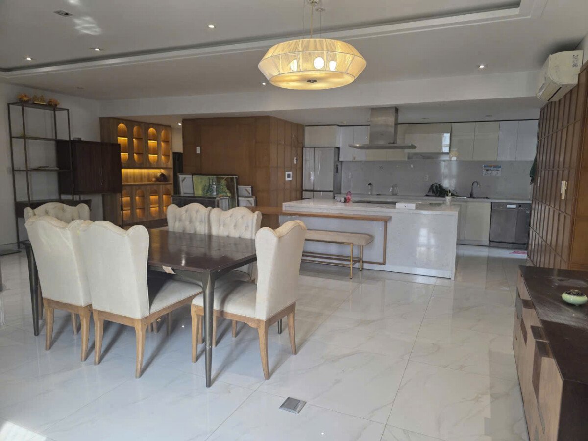 khong gian phong an va bep 2 - Giảm giá bán gấp căn hộ 3pn - 135m2 lầu 23 chung cư Happy Valley, có phòng xông hơi