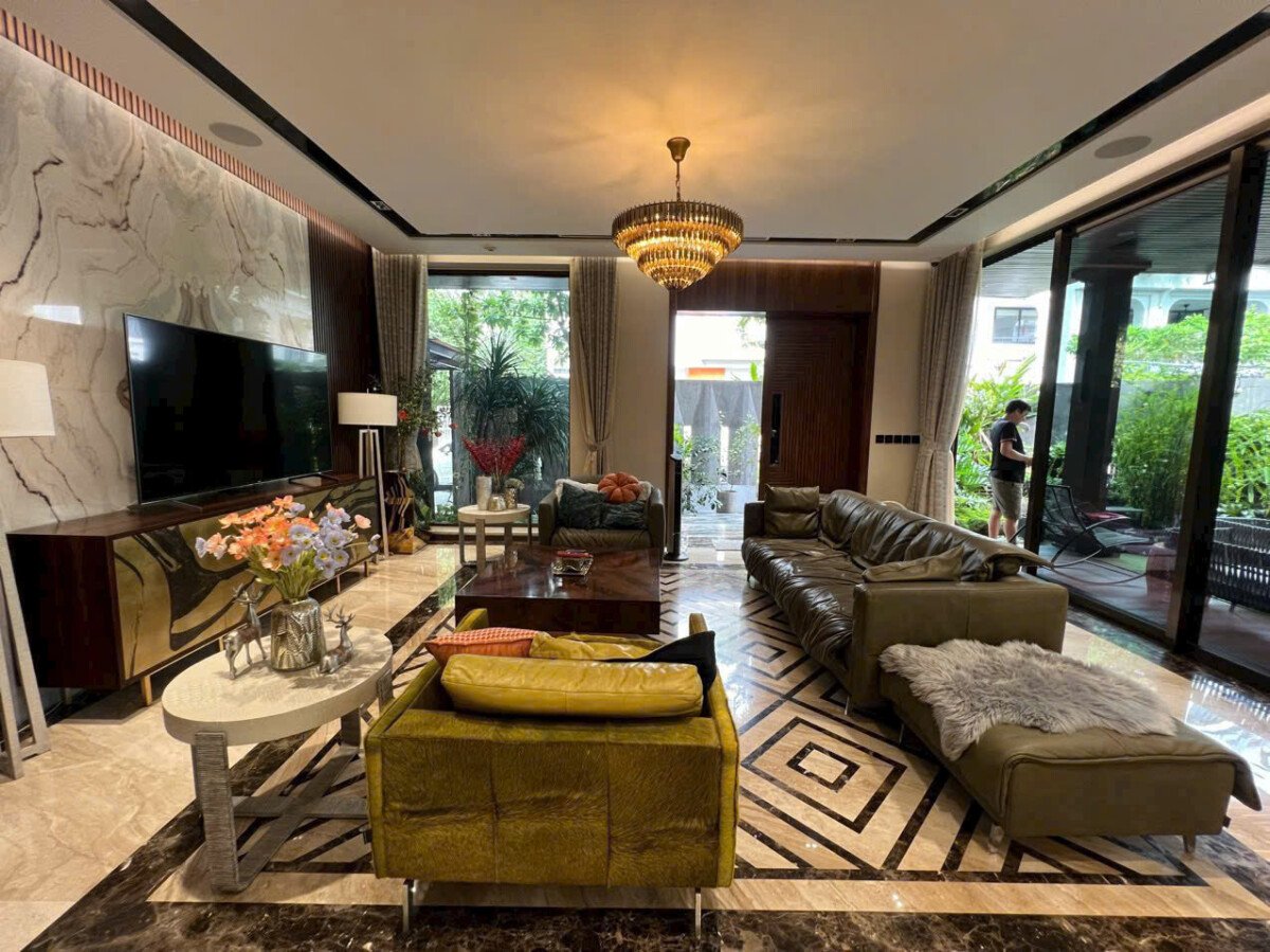 khong gian phong khach tang tret 2 - Giá mua bán nhà Biệt thự đường Nội khu Nam Thông 3 Phú Mỹ Hưng T12/2025